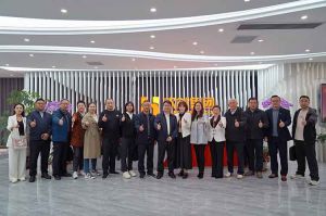 热烈欢迎新疆喀什人社局一行领导莅临球友会(中国)集团指导